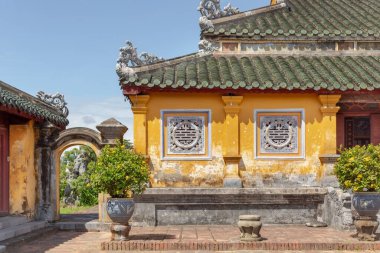 Renkli sarı taş bina Hue Vietnam 'daki Renkli Tarih Kalesi kompleksinin geleneksel mimarisi