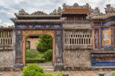 Renkli taş kapılar ve Hue Vietnam 'daki Hue Historic Citadel kompleksinin geleneksel mimarisi