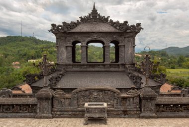 İmparator Minh Mang 'ın Vietnam' daki mozolesinde renkli geleneksel taş kapı yapısı.