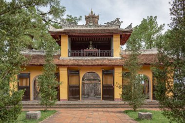 Hue Vietnam 'daki Thien Mu Pagoda' da geleneksel sarı dizayn binası.