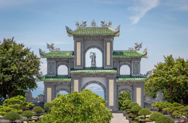Cha Linh 'in DaNang Vietnam' daki Budist tapınağındaki geleneksel taş kemer kapı yapısı, bahçe ve tropikal orman kıyı şeridi.