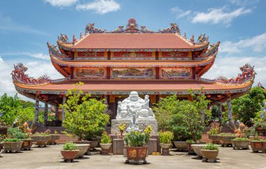 DaNang Vietnam 'daki Cha Bu i Sn Budist Tapınağı' nda turuncu renkli geleneksel sanat eserleri tasarımı.