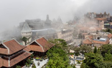 Bulutlu bir günde DaNang Vietnam 'daki Ba Na Hills Güneş Dünyası eğlence parkındaki Fransız Avrupa' dan esinlenilmiş köy binaları