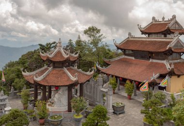 Da Nang Vietnam 'daki Ba Na Hills Güneş Dünyası' ndaki Budist tapınağı bahçesinde taş ve tuğla tarzı geleneksel bir yapı.