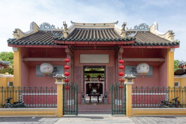 Eski Hoi An Vietnam kasabasındaki renkli Asyalı geleneksel mimari yapı.