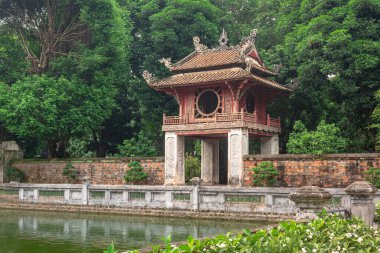 Hanoi Vietnam 'daki Edebiyat Tapınağı' nın bahçesinde renkli geleneksel kule tapınağı yapısı ve göleti.