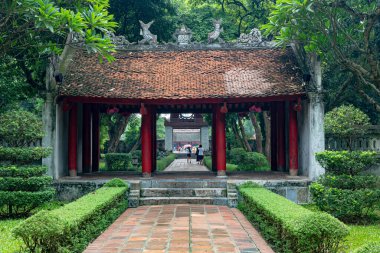 Hanoi Vietnam 'daki Edebiyat Tapınağı bahçesinde renkli geleneksel kapı yapısı.