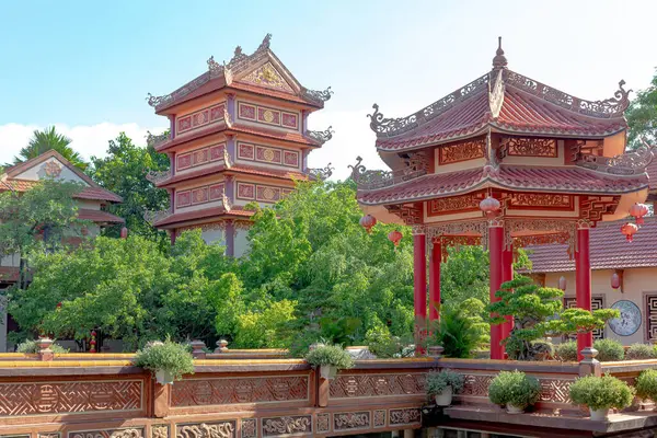 DaNang Vietnam 'daki Cha Nam Sn Budist Tapınağı bahçesindeki kırmızı renkli tapınak heykeli.