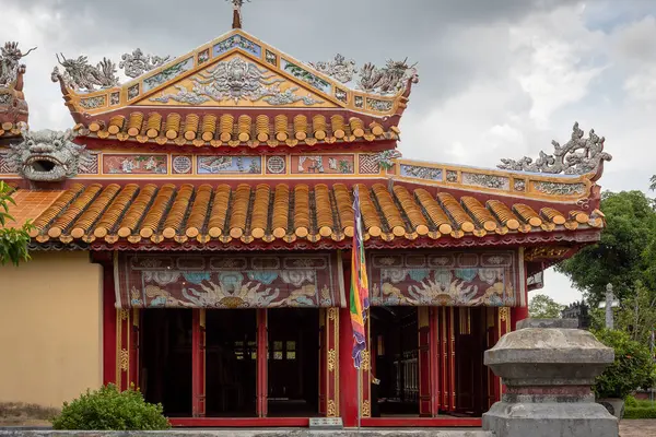 Hue Vietnam 'daki Renkli Tarihi Hisar kompleksinin geleneksel mimarisi