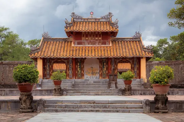 İmparator Minh Mang 'ın Vietnam' daki mozolesinde renkli geleneksel mezar inşaatı.