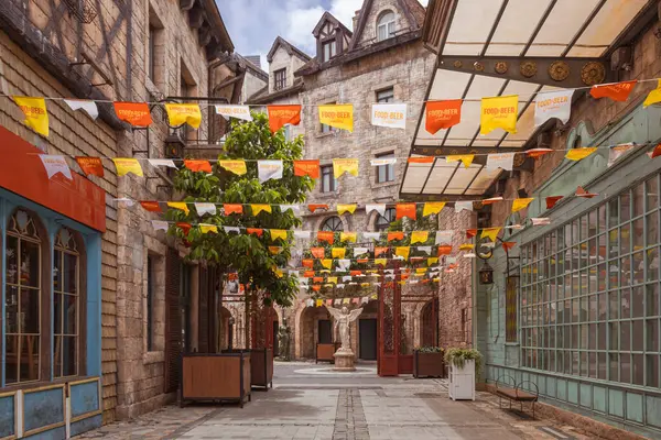 Da Nang Vietnam 'da çekilen geleneksel Avrupa tarzı bir sokak boyunca kırmızı, beyaz ve sarı pankartlar