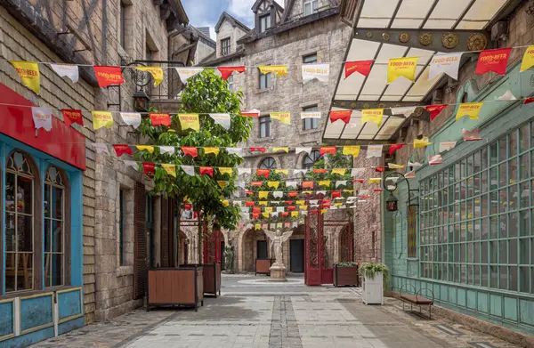 Da Nang Vietnam 'da çekilen geleneksel Avrupa tarzı bir sokak boyunca kırmızı, beyaz ve sarı pankartlar