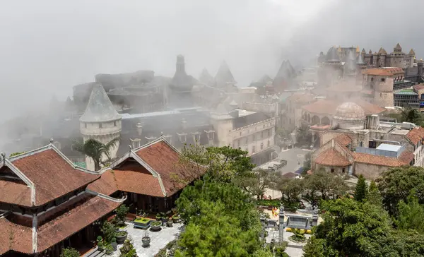 Bulutlu bir günde DaNang Vietnam 'daki Ba Na Hills Güneş Dünyası eğlence parkındaki Fransız Avrupa' dan esinlenilmiş köy binaları