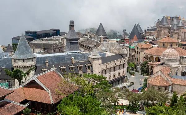 Bulutlu bir günde DaNang Vietnam 'daki Ba Na Hills Güneş Dünyası eğlence parkındaki Fransız Avrupa' dan esinlenilmiş köy binaları