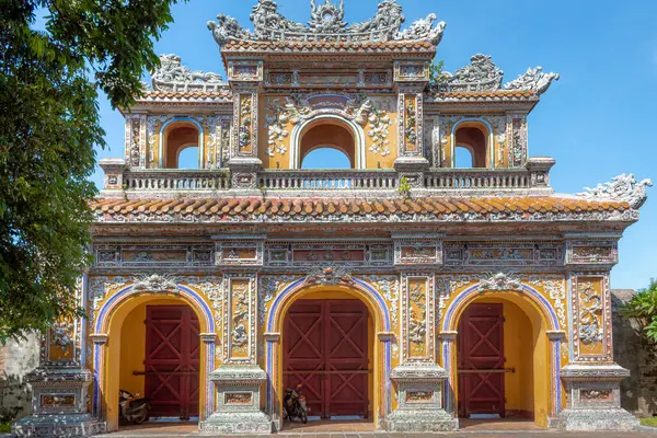 Renkli kapı tasarımı geleneksel Hue Historic Citadel kompleksinin Hue Vietnam 'daki geleneksel mimarisi