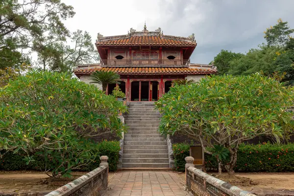 Tue Vietnam 'da İmparator Minh Mang' ın mozolesinde yemyeşil ormanlarla çevrili renkli geleneksel mezar yapısı.