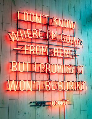 Denver Colorado 'daki kırmızı David Bowie neon levhası