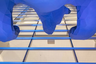 Denver Colorado Kongre Merkezi 'nin penceresine bakan büyük mavi ayı.