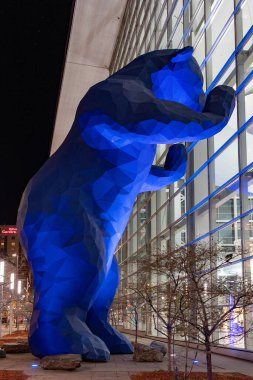 Denver Colorado Kongre Merkezi 'nin penceresine bakan büyük mavi ayı.