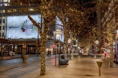 Denver Colorado şehir merkezindeki aydınlık yaya sokağı. Fotoğraf, Noel tatilinde gece vakti çekildi.