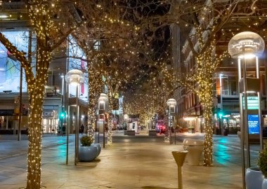 Denver Colorado şehir merkezindeki aydınlık yaya sokağı. Fotoğraf, Noel tatilinde gece vakti çekildi.
