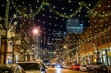 Denver Colorado şehir merkezindeki aydınlık yaya sokağı. Fotoğraf, Noel tatilinde gece vakti çekildi.