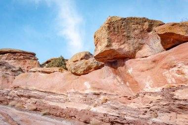 Denver Colorado 'daki Red Rock Amfitiyatrosunun kayalık manzarası. Fotoğraf bulutlu bir günde çekildi.
