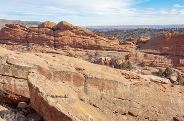 Denver Colorado 'daki Red Rock Amfitiyatrosunun kayalık manzarası. Fotoğraf bulutlu bir günde çekildi.