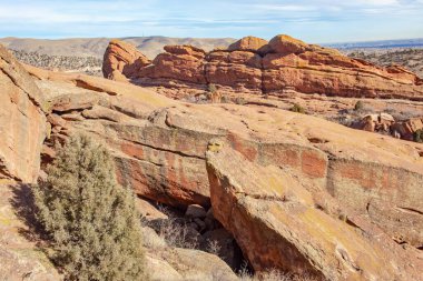 Denver Colorado 'daki Red Rock Amfitiyatrosunun kayalık manzarası. Fotoğraf bulutlu bir günde çekildi.