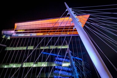 Denver Colorado 'daki binaların ve Milenyum Köprüsü' nün soyut gece açıları