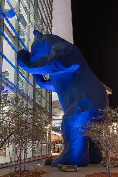 Denver Colorado Kongre Merkezi 'nin penceresine bakan büyük mavi ayı.