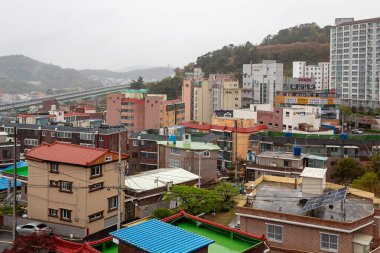 Changwon şehir merkezindeki gökdelen binaları. Fotoğraf Güney Kore 'de bulutlu bir günde çekildi.