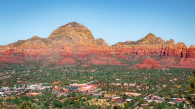 Havaalanı Mesa Sedona Arizona 'da şehir ve Red Rock Dağı uçurumu ve orman manzarası. Fotoğraf açık mavi bir gökyüzünde çekildi.