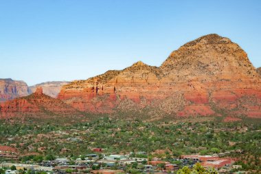 Havaalanı Mesa Sedona Arizona 'da şehir ve Red Rock Dağı uçurumu ve orman manzarası. Fotoğraf açık mavi bir gökyüzünde çekildi.