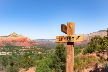 Zirve tabelası ve Sedona Arizona 'daki Havalimanı Mesa yürüyüş parkurundaki Red Rock dağ uçurumları. Fotoğraf açık mavi bir gökyüzünde çekildi.