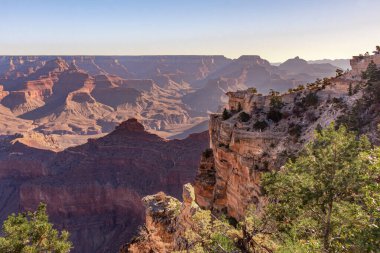 Arizona 'daki Grand Canyon Ulusal Parkı' nın kırmızı kayalık manzarası. Fotoğraf açık bir gökyüzünde çekildi.