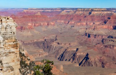 Arizona 'daki Grand Canyon Ulusal Parkı' nın kırmızı kayalık manzarası. Fotoğraf açık bir gökyüzünde çekildi.