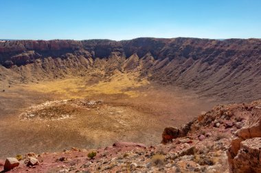 Arizona çölündeki Meteor Krateri 'nin ulusal dönüm noktası Rocky manzarası. Fotoğraf açık bir günde çekildi.