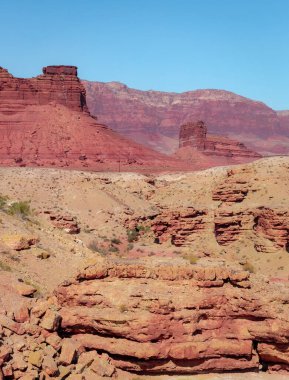 Kuzey Arizona ve Utah çöllerindeki Kızıl Kaya Dağları ve Vermilion Kayalıkları oluşumları. Fotoğraf açık mavi bir gökyüzünde çekildi.