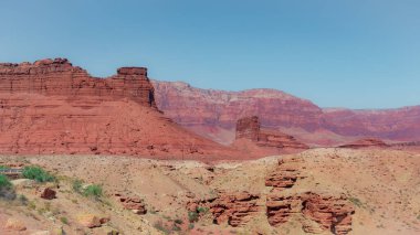 Kuzey Arizona ve Utah çöllerindeki Kızıl Kaya Dağları ve Vermilion Kayalıkları oluşumları. Fotoğraf açık mavi bir gökyüzünde çekildi.