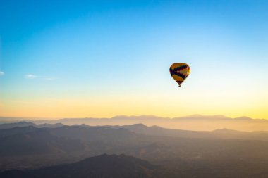 Phoenix Arizona Sonoran Çölü 'nün üzerinde gökyüzünde renkli bir balon var. Fotoğraf açık bir günde çekildi.