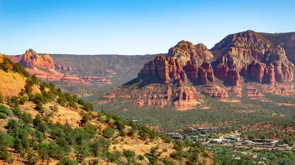 Havaalanı Mesa Sedona Arizona 'da şehir ve Red Rock Dağı uçurumu ve orman manzarası. Fotoğraf açık mavi bir gökyüzünde çekildi..