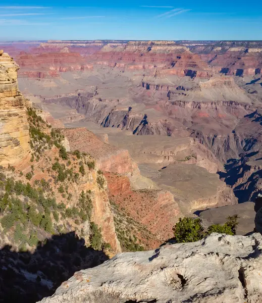 Arizona 'daki Grand Canyon Ulusal Parkı' nın kırmızı kayalık manzarası. Fotoğraf açık bir gökyüzünde çekildi.