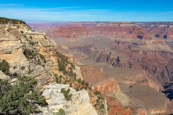 Arizona 'daki Grand Canyon Ulusal Parkı' nın kırmızı kayalık manzarası. Fotoğraf açık bir gökyüzünde çekildi.