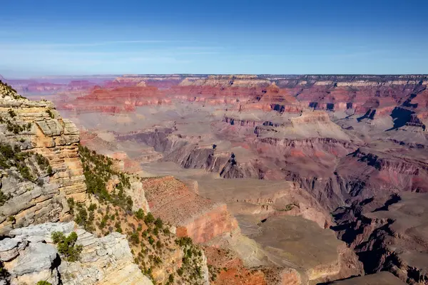 Arizona 'daki Grand Canyon Ulusal Parkı' nın kırmızı kayalık manzarası. Fotoğraf açık bir gökyüzünde çekildi.