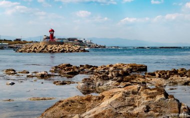 Güney Pohang 'ın kırmızı deniz feneri ve kayalık kıyı şeridi