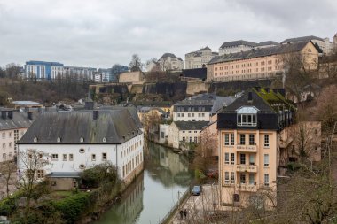 Lüksemburg 'daki eski kasaba köyünün renkli ve geleneksel binaları. Fotoğraf bulutlu bir kış gününde çekildi.