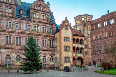 Tarihi Schloss Heidelberg Şatosu Heidelberg Almanya 'sında geleneksel Alman mimarisi. Fotoğraf sabah çekildi.