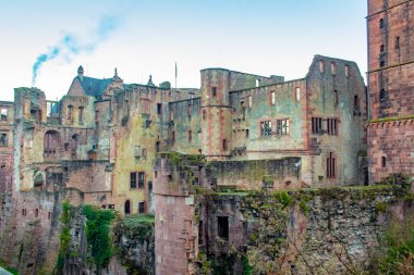 Tarihi Schloss Heidelberg Şatosu Heidelberg Almanya 'sında geleneksel Alman mimarisi. Fotoğraf sabah çekildi.