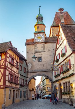 Rothenburg ob der Tauber, Almanya - 5 Ocak 2020: Almanya 'nın Deutschland kentindeki Rothenburg Bavyera köyündeki renkli geleneksel Alman mimari binaları